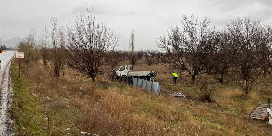 Afyonkarahisar'da kamyonetin yoldan çıkması sonucu 3 kişi yaralandı