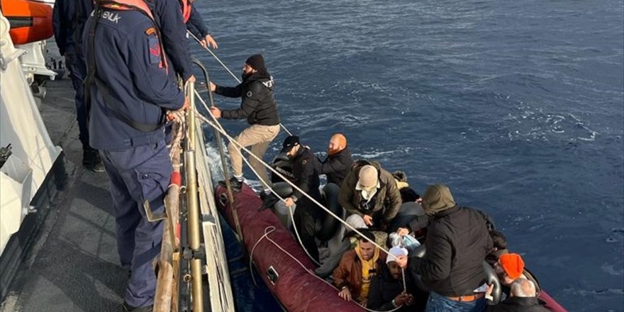 Marmaris açıklarında 61 düzensiz göçmen kurtarıldı