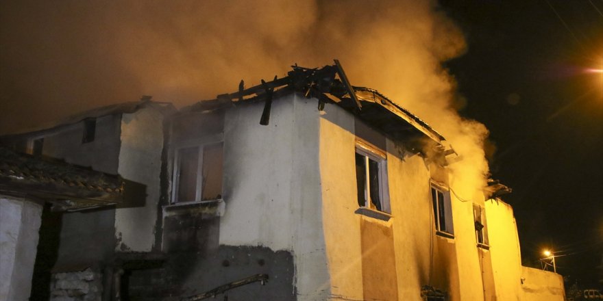 Uşak'ta iki katlı binada çıkan yangın söndürüldü