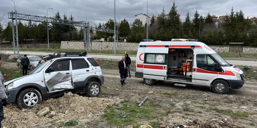 Kütahya'da iki otomobilin çarpıştığı kazada 7 kişi yaralandı