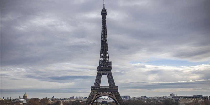 Fransa'da emeklilik reformuna karşı yapılan grev nedeniyle Eyfel Kulesi ziyarete kapatıldı