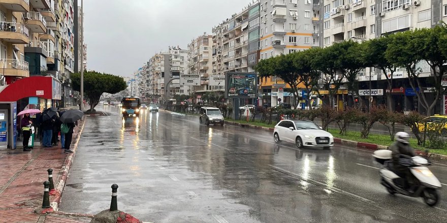 AFAD ve Meteoroloji'nin uyardığı Antalya'da sağanak etkisini göstermeye başladı