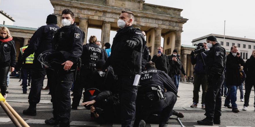 Almanya’da Covid-19 önlemleri protestolarında arbede: Çok sayıda gözaltı