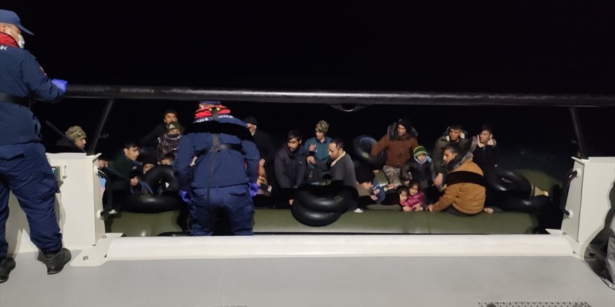 Kuşadası açıklarında 56 düzensiz göçmen kurtarıldı​​​​​