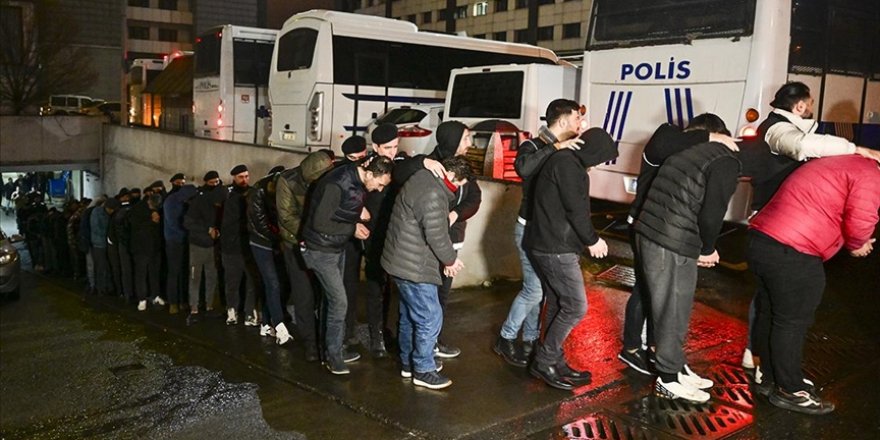 İstanbul'da düzenlenen "Kökünü Kurutma Operasyonu"nda yakalanan 161 zanlı adliyeye sevk edildi