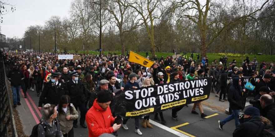 İngiltere'de Covid-19 kısıtlamaları protesto edildi: 13 tutuklama