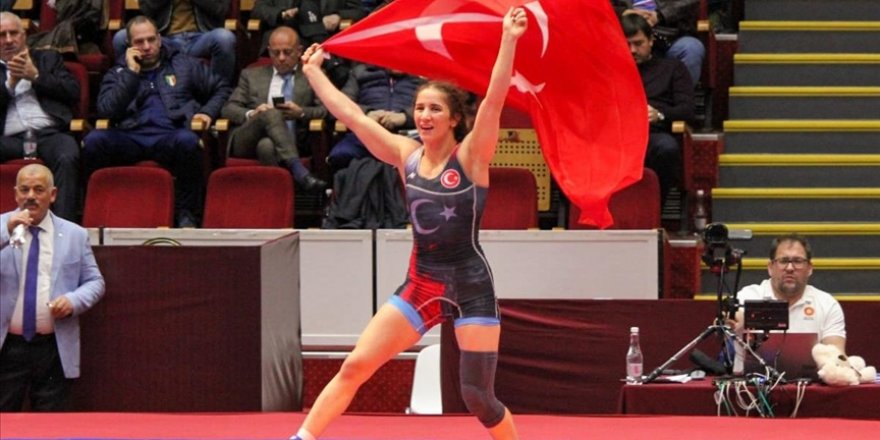 Zeynep Yetgil'den Avrupa 23 Yaş Altı Güreş Şampiyonasında altın madalya