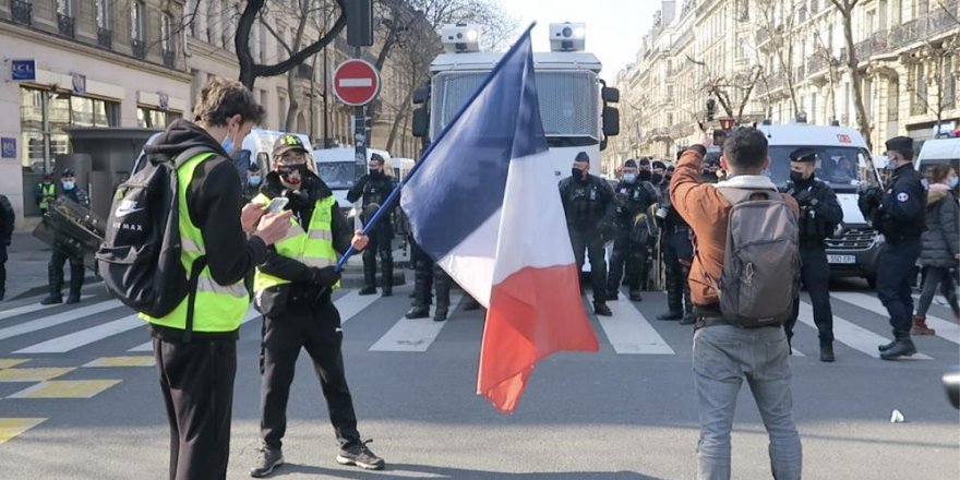 Fransa'nın birçok kentinde ırkçılık ve polis şiddeti protesto edildi