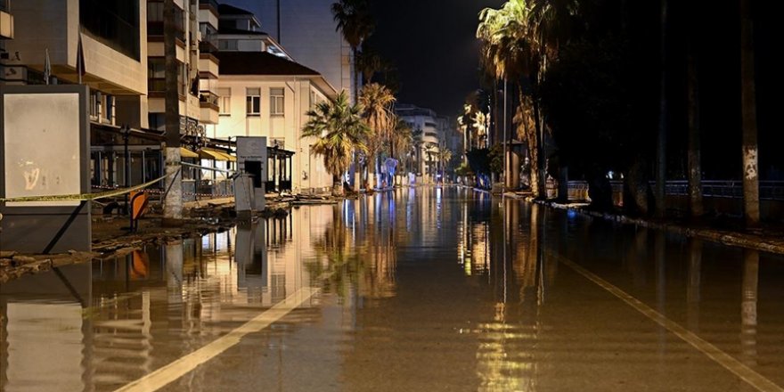 Hatay'ın İskenderun ilçesinde deniz seviyesi yükseldi