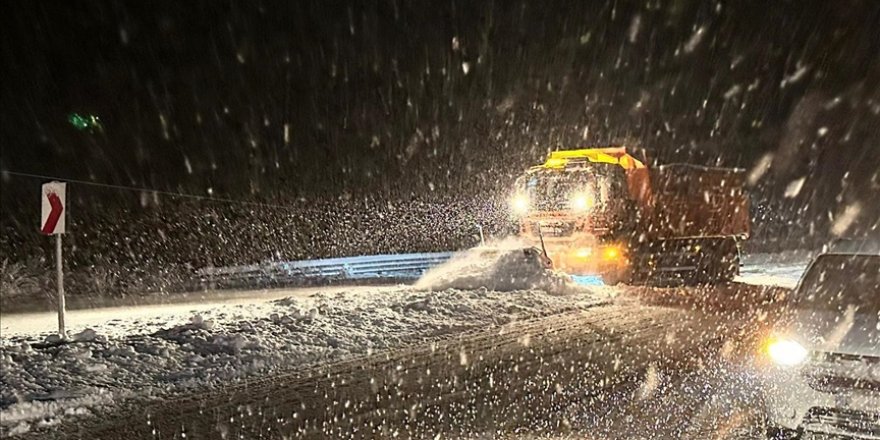 Bayburt-Erzurum kara yolu, kar ve tipi nedeniyle kapandı