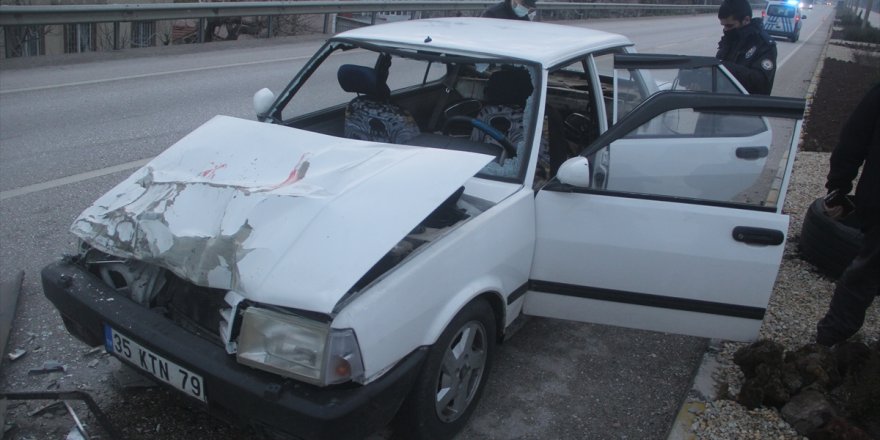 Manisa'da otomobilin tıra arkadan çarpması sonucu 5 kişi yaralandı