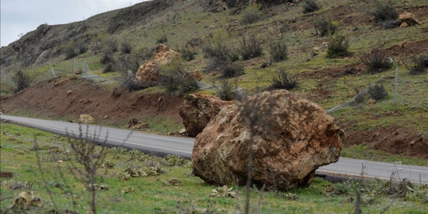 Kahramanmaraş'ta depremde dağdan kopan kaya parçaları bağlantı yollarına da zarar verdi