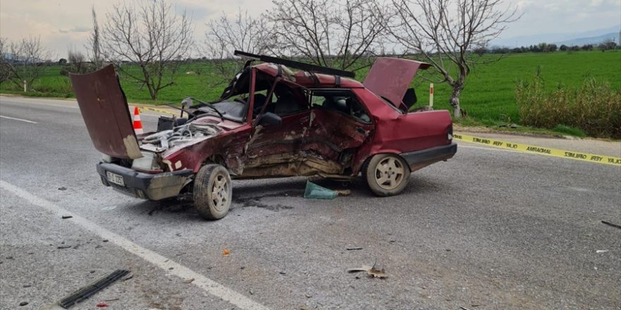 İzmir’de iki otomobilin çarpışması sonucu 2 kişi öldü