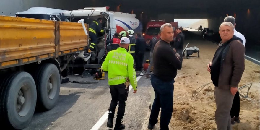 Denizli'de yakıt tankeri ve tırların karıştığı kazada 1 kişi öldü