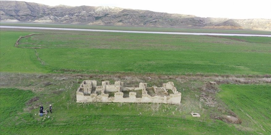 Elazığ'da suyun çekildiği baraj sahasındaki 83 yıllık tren istasyonu gün yüzüne çıktı