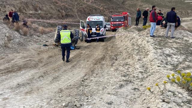 Denizli'de devrilen traktörün sürücüsü öldü