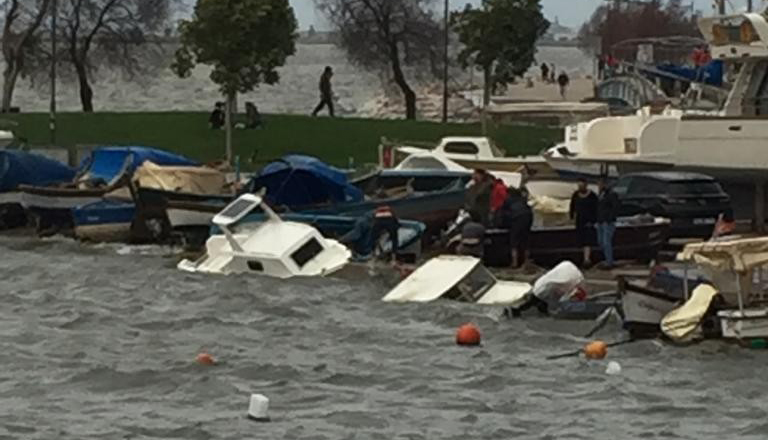 İzmir’de fırtınada tekneler battı, ağaçlar devrildi