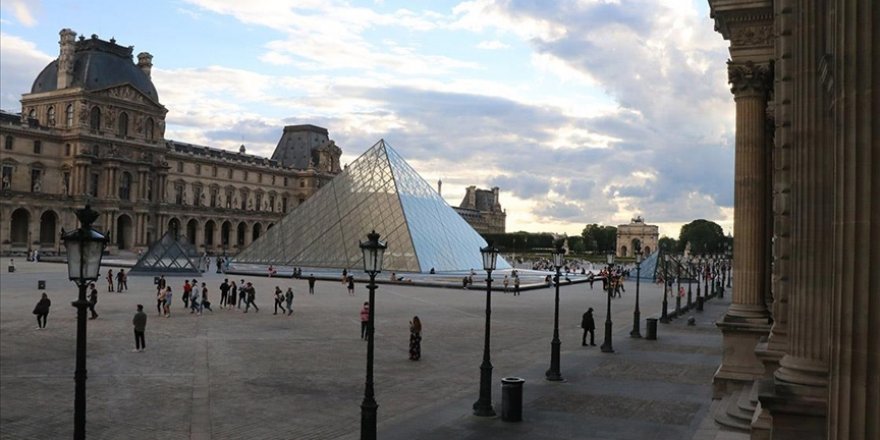 Paris'te kültür sektörü çalışanları Louvre Müzesi'nin girişlerini kapattı