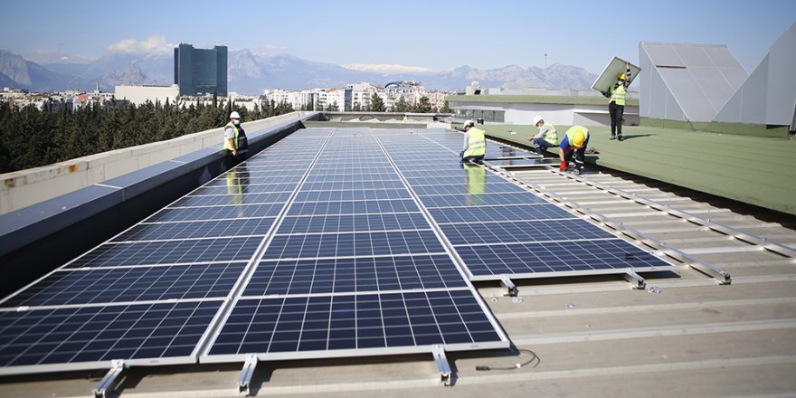 Büyükşehir çatısına güneş panellerinin montajına başlandı