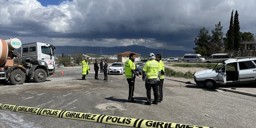Denizli'de otomobil ile kamyonun çarpışması sonucu 1 kişi öldü, 1 kişi yaralandı