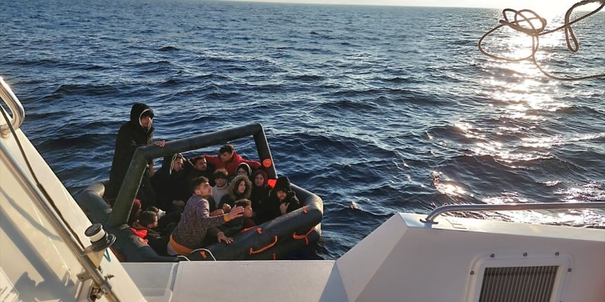 Kuşadası açıklarında 15 düzensiz göçmen kurtarıldı​​​​​