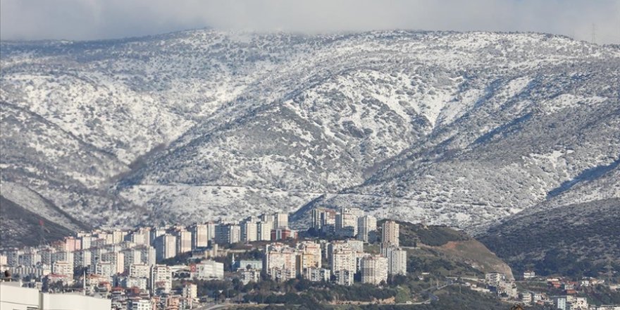 İzmir ve çevre illerin yüksek kesimlerinde kar etkili oluyor
