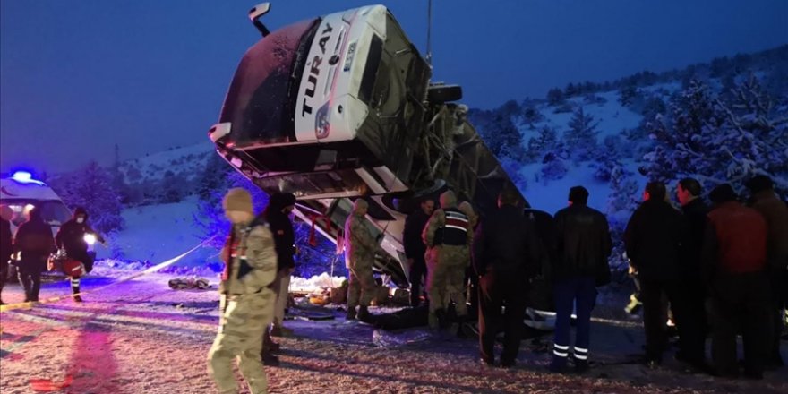 Erzincan'da yolcu otobüsü devrildi, 2 kişi öldü, 21 kişi yaralandı