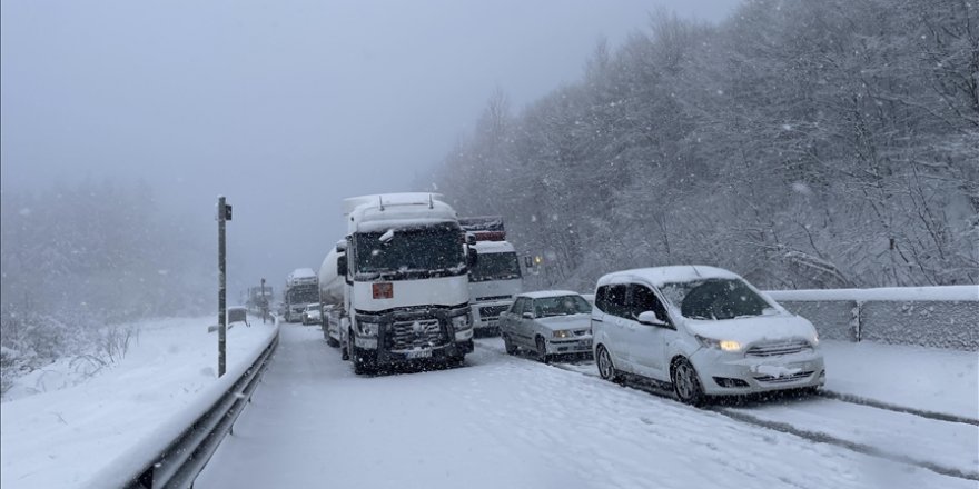 Bolu Dağı'nda kar yağışı etkisini artırdı