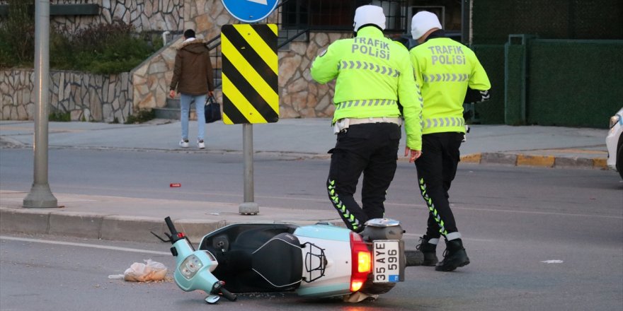 İzmir'de aydınlatma direğine çarpan motosikletin sürücüsü ağır yaralandı