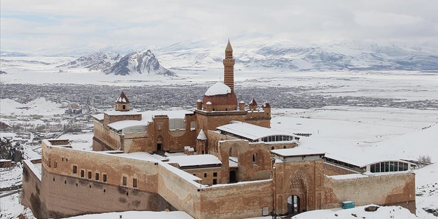 İshak Paşa Sarayı ilkbaharda karlı manzarasıyla ziyaretçilerini ağırlıyor