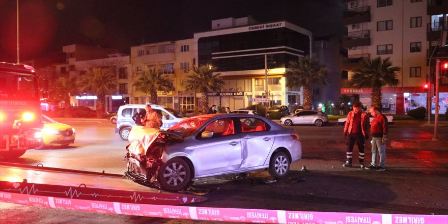 İzmir'de iki otomobilin çarpıştığı kazada 3 kişi yaralandı