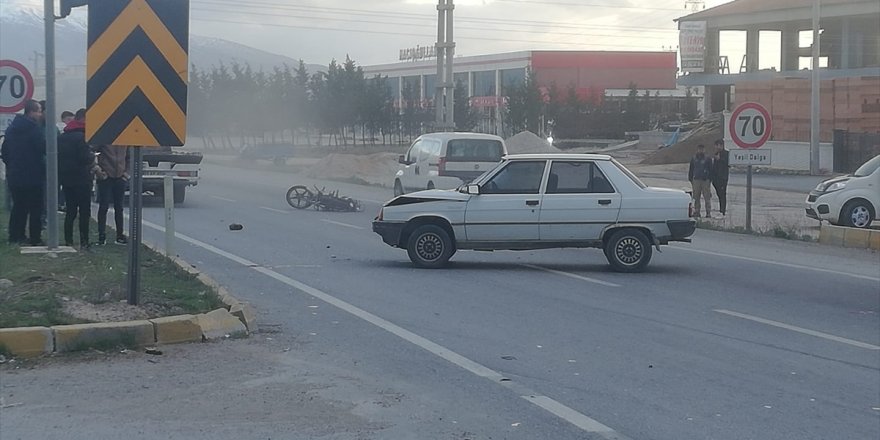 Afyonkarahisar'da otomobilin çarptığı motosikletteki baba öldü, oğlu yaralandı