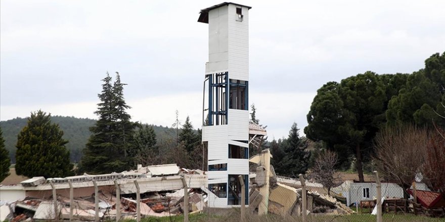 Kahramanmaraş'ta depremde yıkılan binadan geriye asansör kulesi kaldı