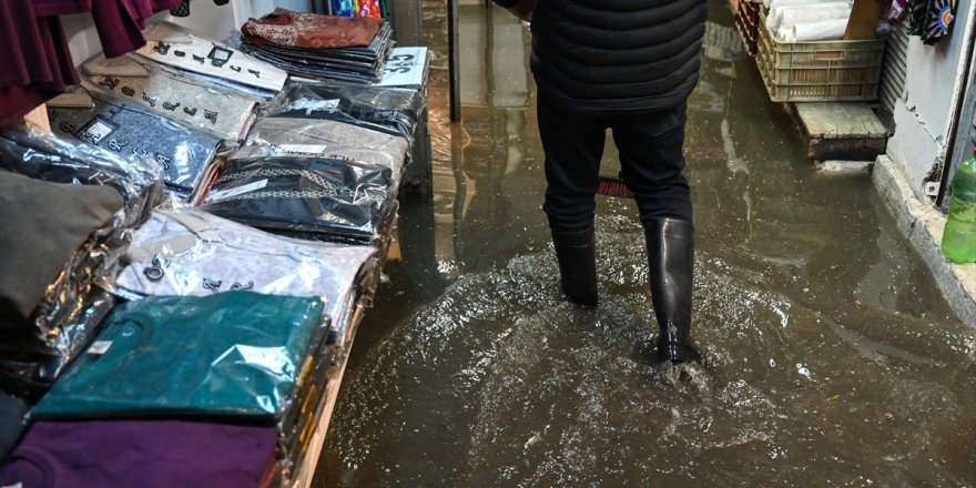 İzmir'de sağanak yaşamı olumsuz etkiledi