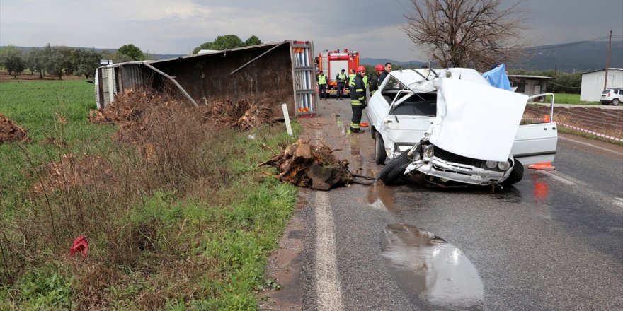 Manisa'da kamyonla çarpışan otomobildeki 2 kişi öldü