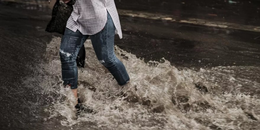 Meteoroloji'den 9 ile turuncu, 32 ile sarı kodlu uyarı: 'Sel baskınlarına dikkat'