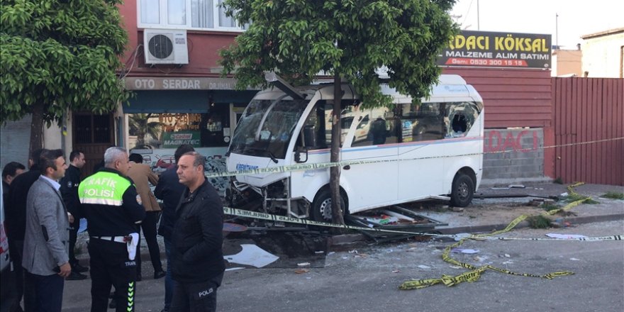 Adana'da dolmuşun durakta bekleyenlere çarpması sonucu 1 kişi öldü, 7 kişi yaralandı