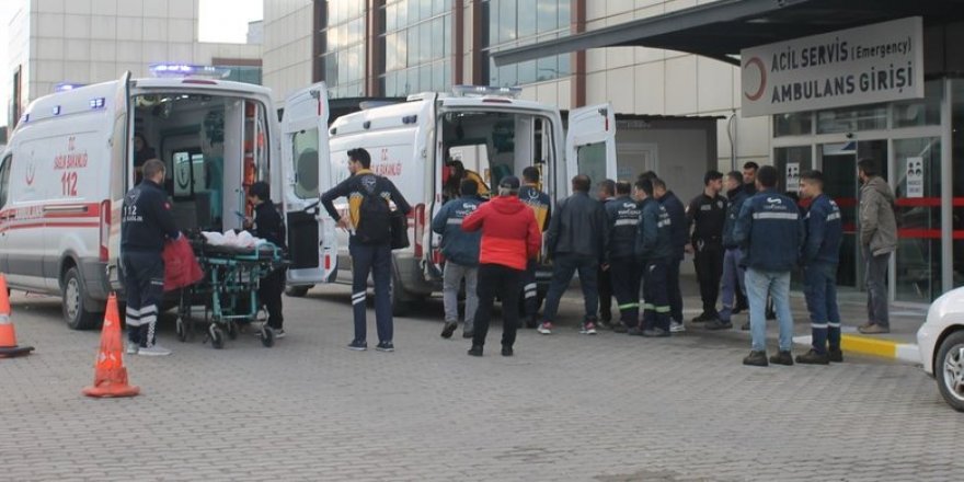 Çanakkale'de işçileri taşıyan otobüs devrildi: 17 yaralı