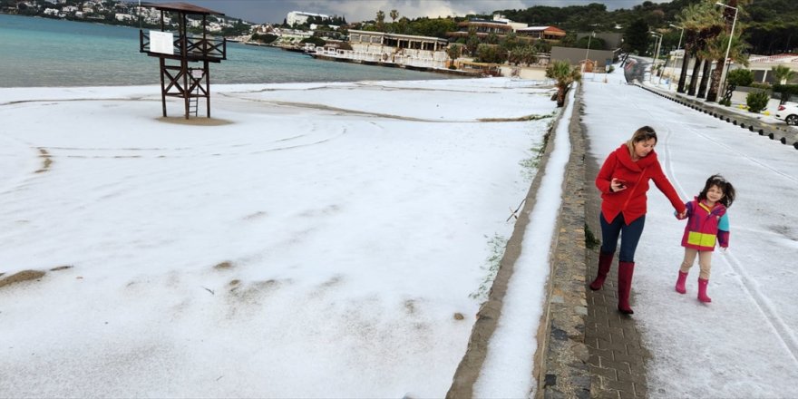 Dolunun etkili olduğu Çeşme'de plajlar beyaza büründü