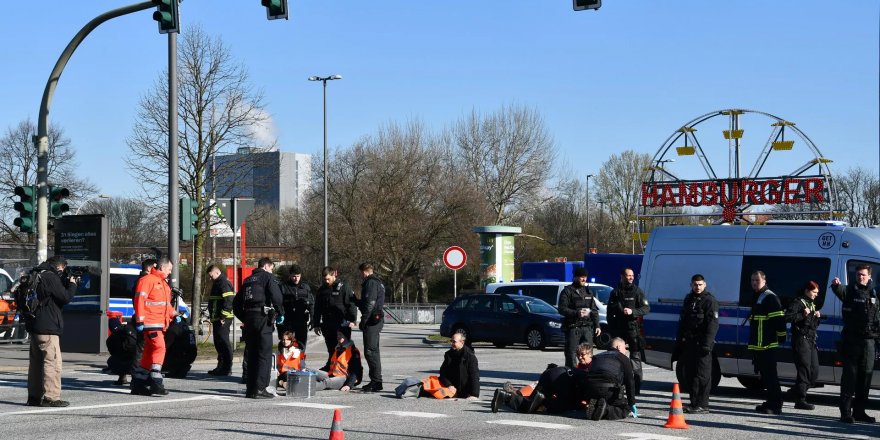 Almanya'da iklim aktivistleri ellerini asfalta yapıştırdı