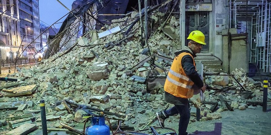 Beyoğlu'nda çöken tarihi metruk binanın enkazı kaldırılmaya başlandı