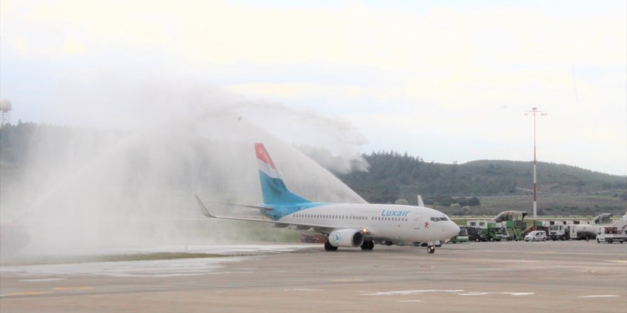 İzmir Adnan Menderes Havalimanı'nda Luxair'in ilk uçağı su takı ile karşılandı