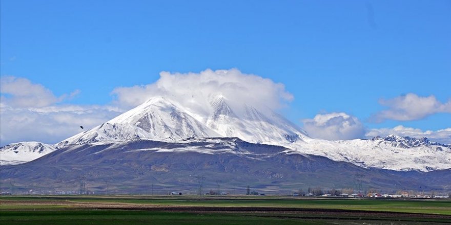 Ağrı'daki Kösedağ'ın zirvesi ilkbaharda karla kaplandı