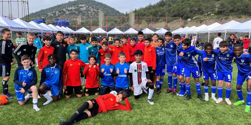 Uluslararası 12 Yaş Altı İzmir Cup'ın 2. gününde müsabakalar sürüyor