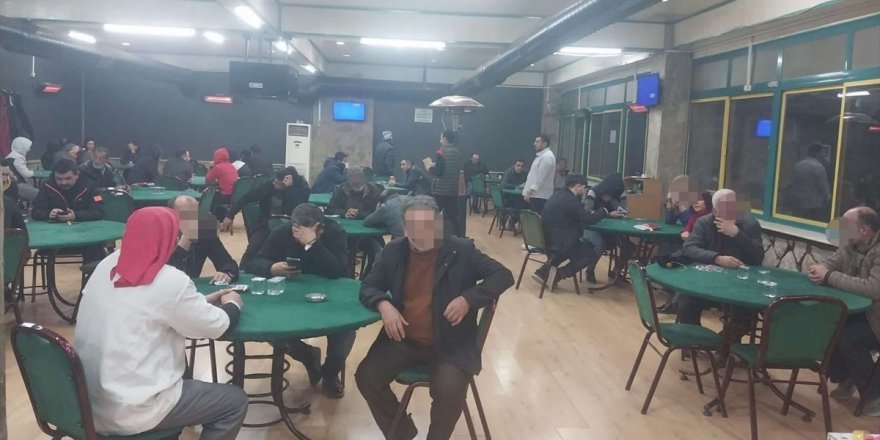 Bornova'da kumar oynarken yakalanan 58 kişiye para cezası kesildi