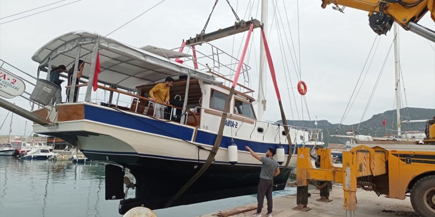 Datça’da bakımları yapılan tekneler denize indiriliyor