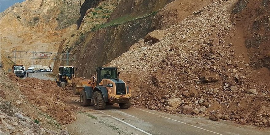 Heyelan nedeniyle kapanan Artvin-Ardanuç kara yolu ulaşıma açıldı