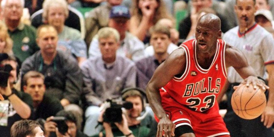 Michael Jordan'ın 'Son Dans' ayakkabıları rekor fiyata satıldı