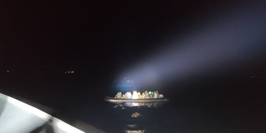 İzmir'de Türk kara sularına itilen 22 sığınmacı kurtarıldı