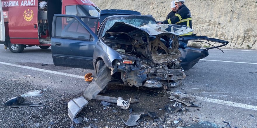 Kütahya'da iki otomobil çarpıştı, 1 kişi öldü, 6 kişi yaralandı